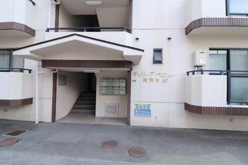 チェリーアベニュー南茨木B棟の玄関