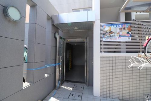 グレイス正雀の玄関