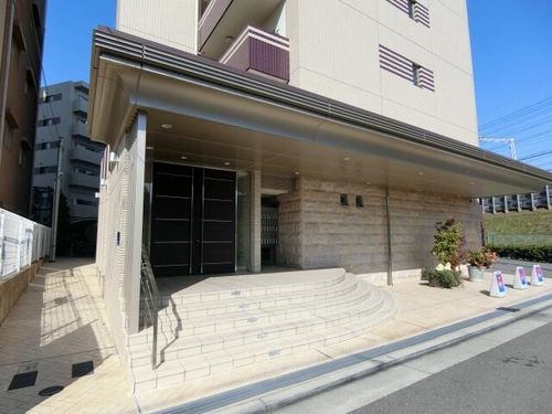 ルオ マルーンの玄関