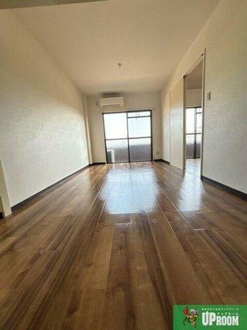 コーポラス林本の居間