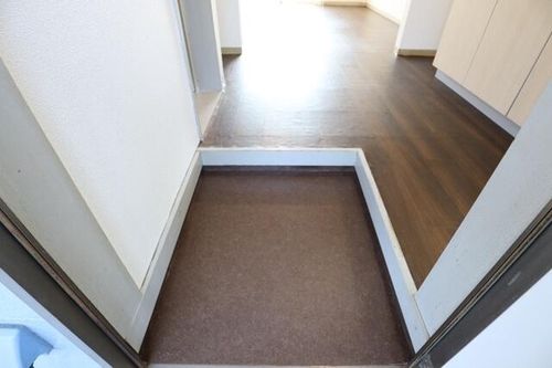 ジュネス三ケ根の玄関