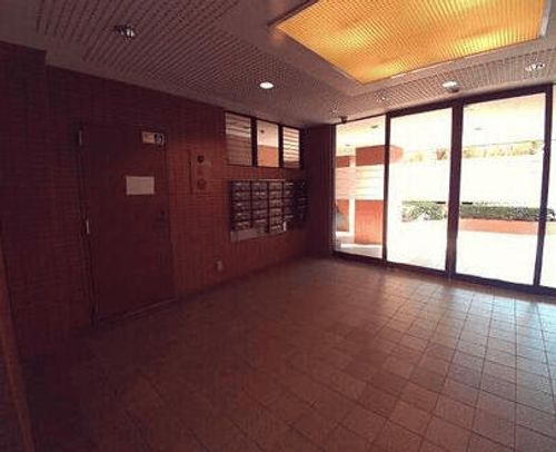 グランドメゾン六番町A-13の玄関