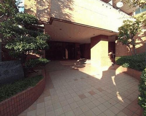 グランドメゾン六番町A-13の玄関
