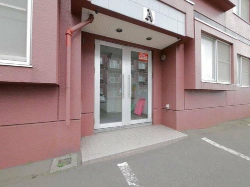 クリスタルリバー参番館103の玄関