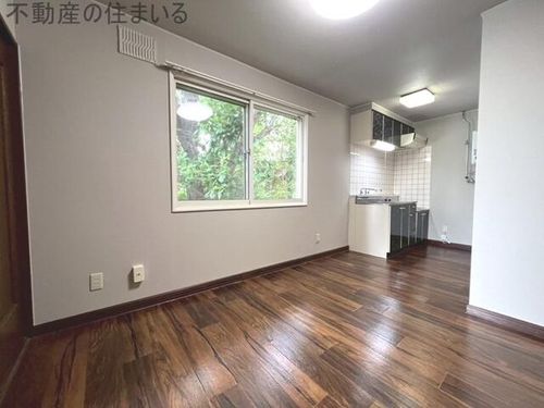 アドゥヴァンス川沿の内装
