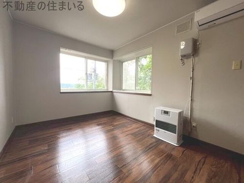 アドゥヴァンス川沿の内装