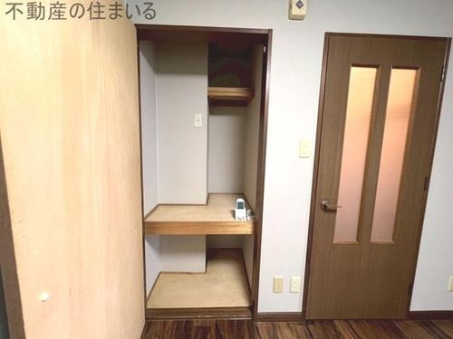 アドゥヴァンス川沿の内装