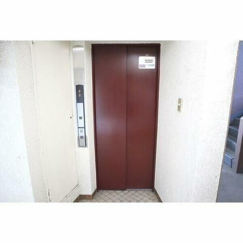 宝第一スカイハイツ506の玄関