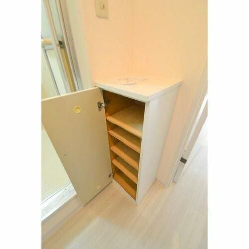 ローヤルハイツ本郷通6の玄関