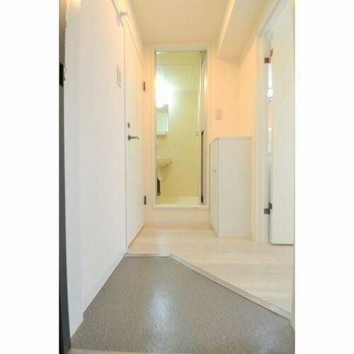 ローヤルハイツ本郷通6の玄関