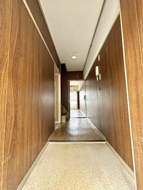 鶴甲コーポ27号館105の玄関