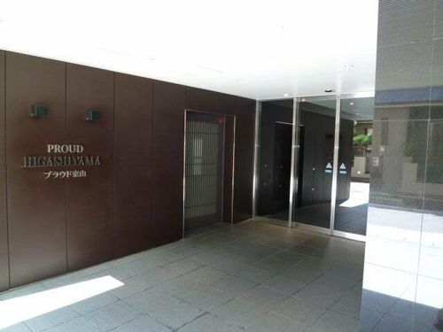 プラウド東山公園の玄関