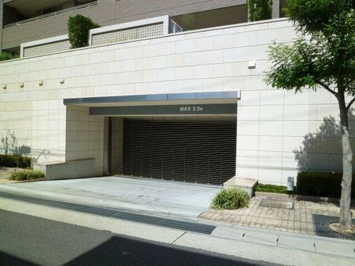 プラウド東山公園の玄関