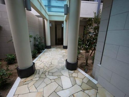 CASTELLOLUSSO(カステロルッソ)の玄関