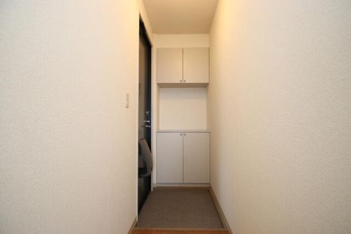 ヴェルドールアミH棟202の玄関