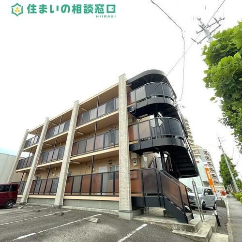 愛知県岡崎市東蔵前町字木平(マンション)の賃貸物件の玄関