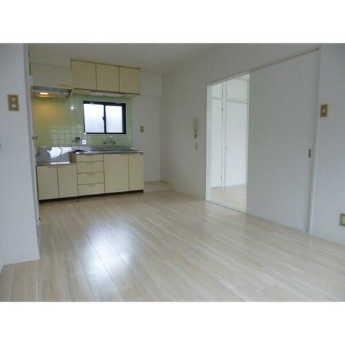 兵庫県神戸市兵庫区荒田町1丁目(マンション)の賃貸物件の居間