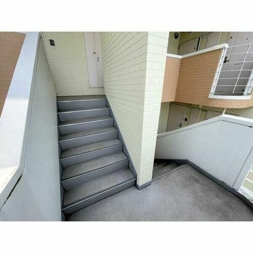 ウィスタリア元町の玄関