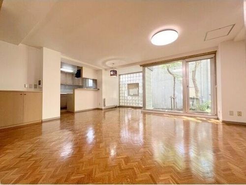 ノルド山の手の居間