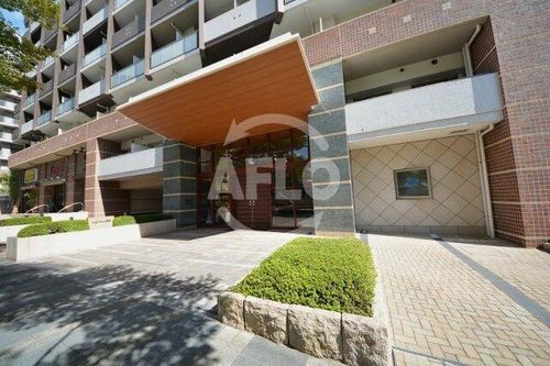 ロイヤルパークス桃坂の玄関