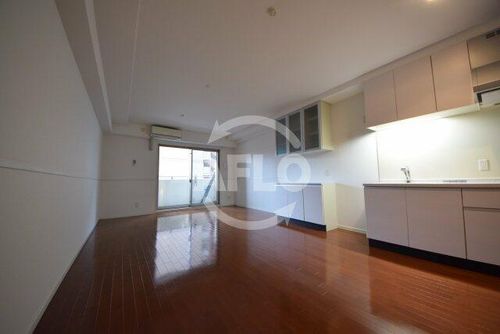 ロイヤルパークス桃坂の居間