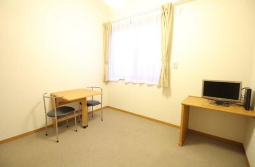 レオパレスパピルスHTYの居間