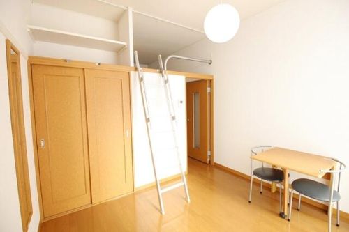 レオパレスパピルスHTYの居間