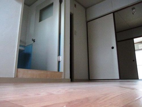 神田ビルの居間