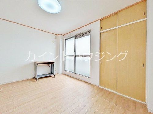 ロイヤル遠里小野の居間
