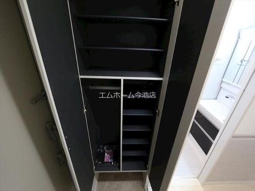 プレミアムコート新栄の玄関