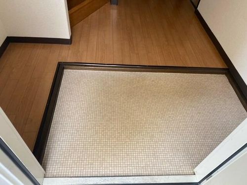 兵庫県尼崎市稲葉荘4丁目(テラスハウス)の賃貸物件の玄関