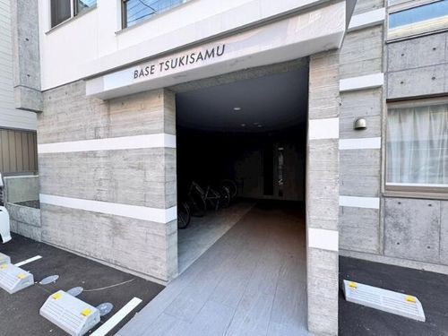 BASE TSUKISAMUの玄関