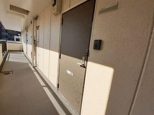 フラッツ・アイの玄関
