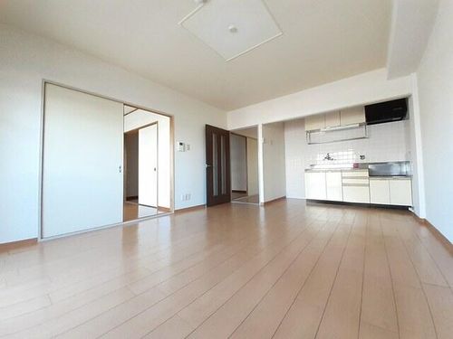 フラッツ・アイの居間