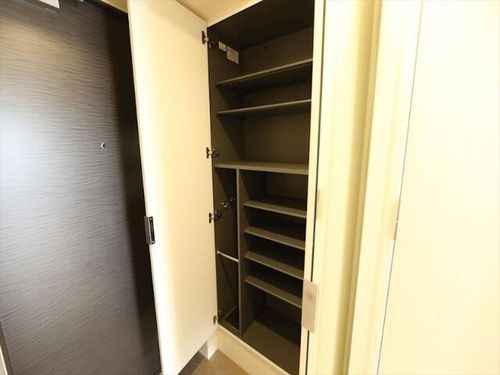 プレサンス鶴舞駅前レジスの玄関