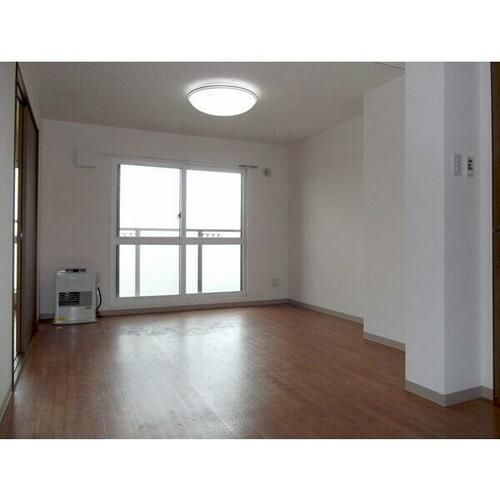 レグルス元町401の居間