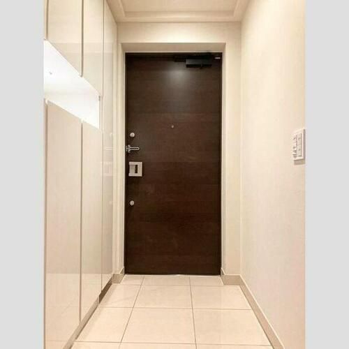 プラウド川名山ガーデンの玄関