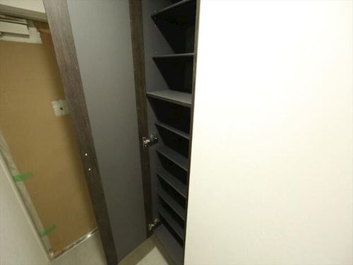 ラ・プレス新栄の玄関