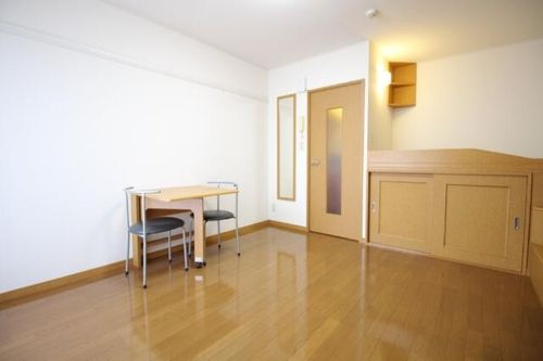 レオパレスISHIDUMIの居間