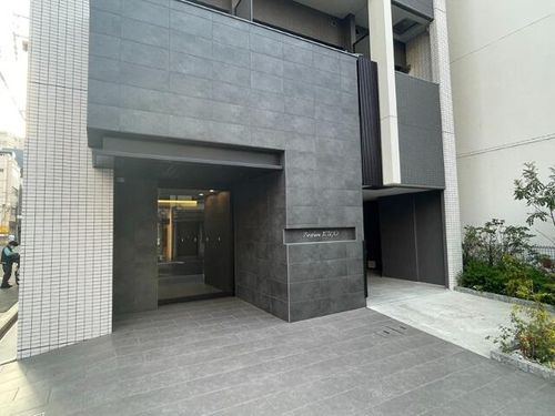 ファーストフィオーレ九条の玄関