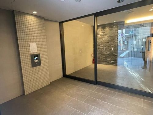 ファーストフィオーレ九条の玄関