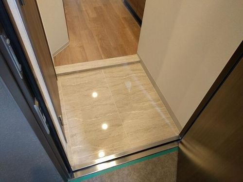 ファーストフィオーレ九条の玄関