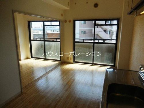 兵庫県尼崎市建家町(マンション)の賃貸物件の居間