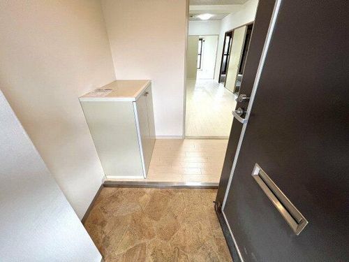 ヴィラ・ビアンカ美原の玄関