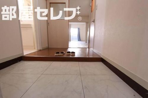 ハイツ西郊303の玄関