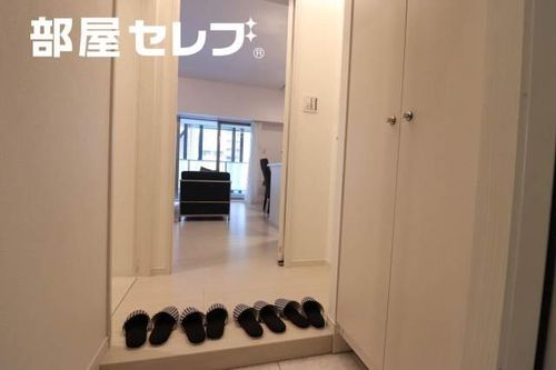 ファーストレジデンス栄905の玄関