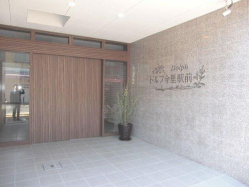 ドルフ今里駅前の玄関
