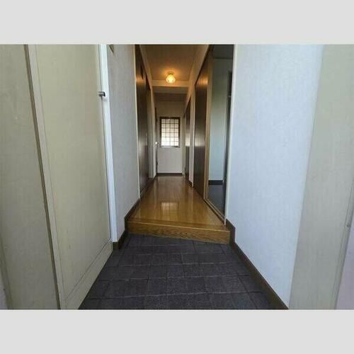 グランド三栄の玄関