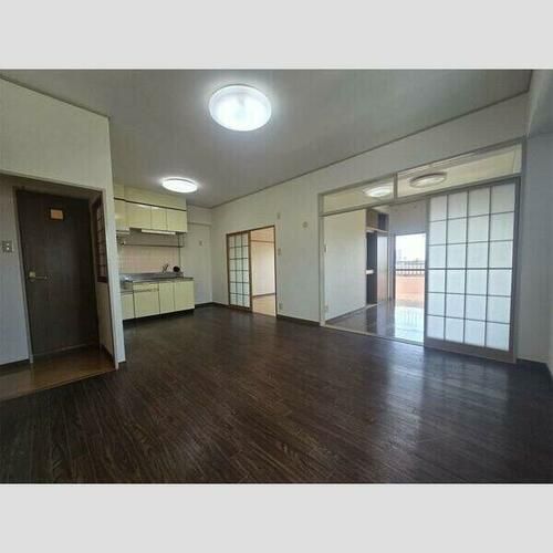 グランド三栄の居間