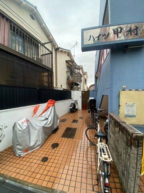 ハイツ甲村A棟の玄関